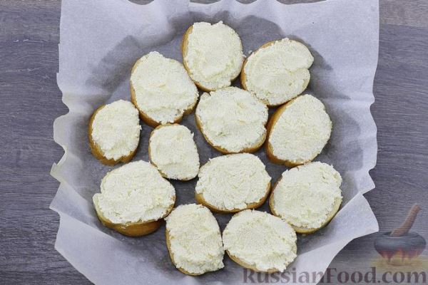 Гренки с творогом, виноградом и сыром (в духовке)