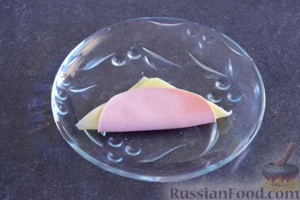 Закуска из ветчины и сыра с соусом из хрена