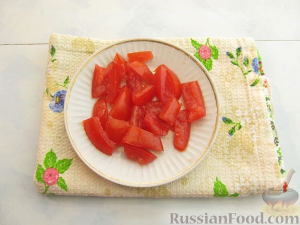 Рулетики из кабачков с плавленым сыром, помидорами и яйцами