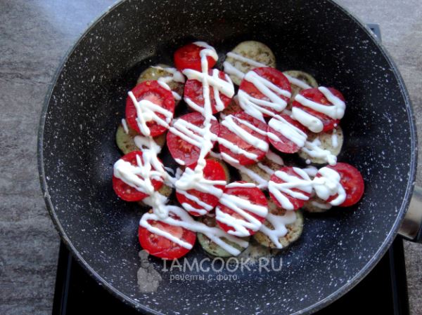 Баклажаны с помидорами и сыром на сковороде