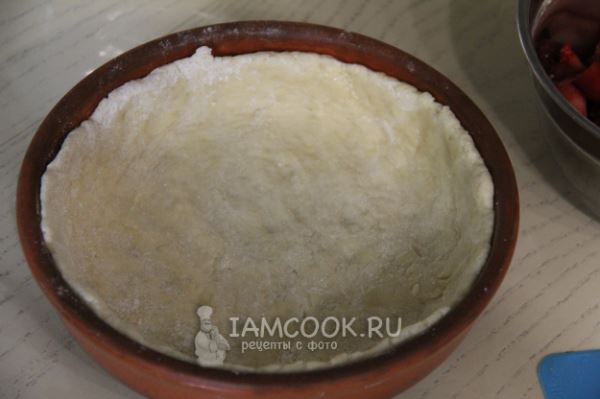 Пирог с клубникой и черникой