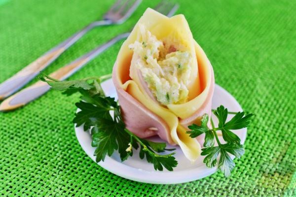 Закуска из ветчины и сыра с соусом из хрена