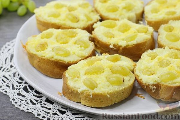 Гренки с творогом, виноградом и сыром (в духовке)