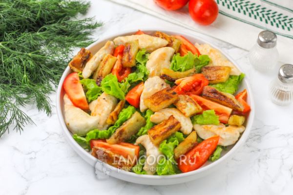 Салат с хрустящим баклажаном и курицей