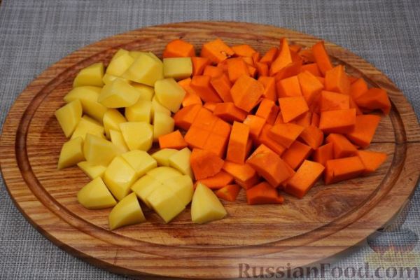 Тыквенный суп с копчёными рёбрышками и чечевицей