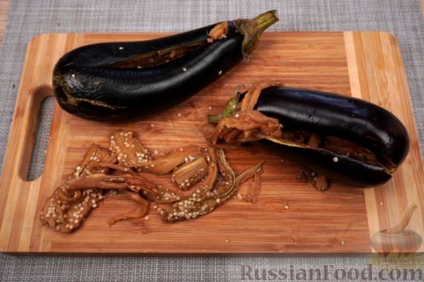 Битые баклажаны, фаршированные сыром, брынзой и помидорами (в духовке)