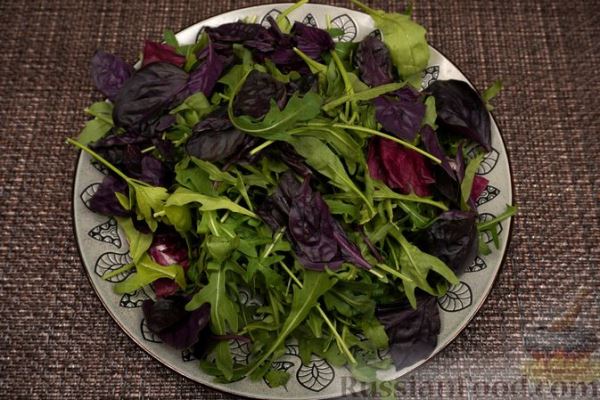 Салат с креветками, помидорами, моцареллой и орехами