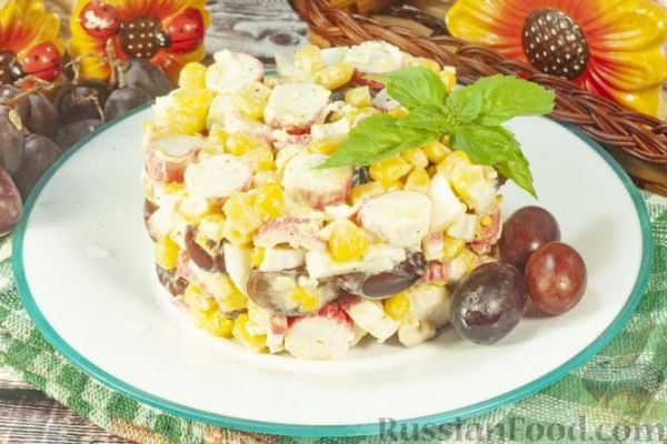 Салат с крабовыми палочками, кукурузой и виноградом
