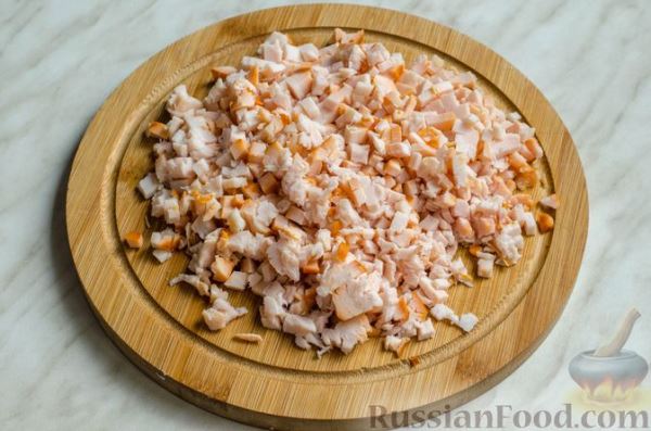 Слоёный салат с копчёной курицей, картофелем, морковью, сыром и клюквой