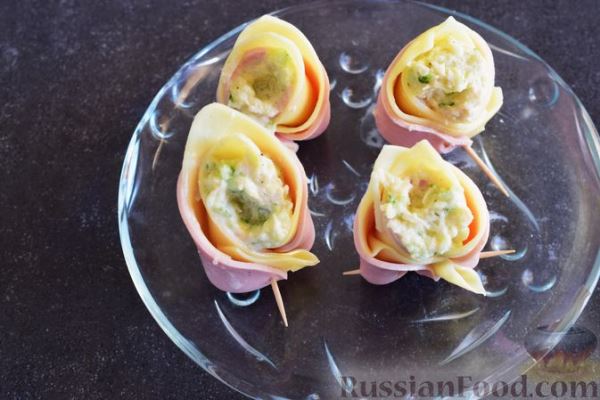Закуска из ветчины и сыра с соусом из хрена