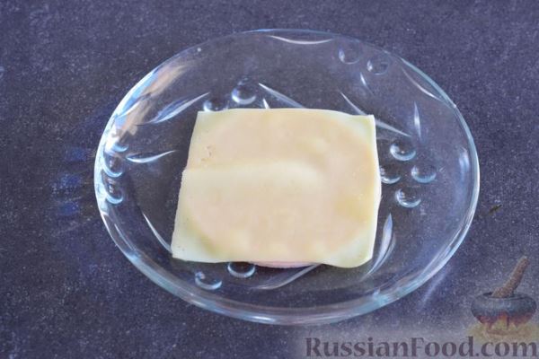 Закуска из ветчины и сыра с соусом из хрена