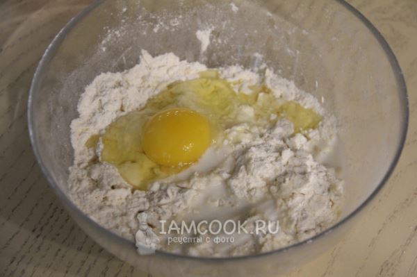 Пирог с клубникой и черникой