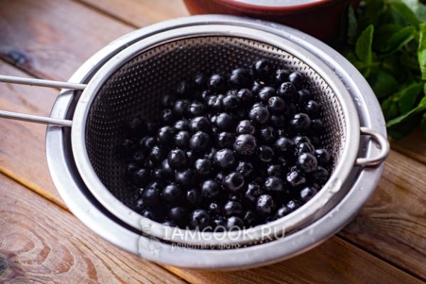 Компот из черноплодной рябины с мятой