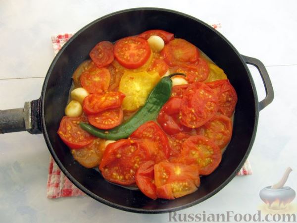Жареные баклажаны, тушенные с помидорами
