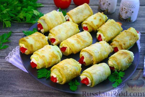 Рулетики из кабачков с плавленым сыром, помидорами и яйцами