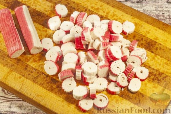 Салат с крабовыми палочками, кукурузой и виноградом