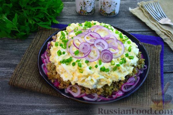 Салат с мясным фаршем, сыром и яйцами