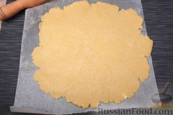 Песочный тарт со сливами в сметанной заливке