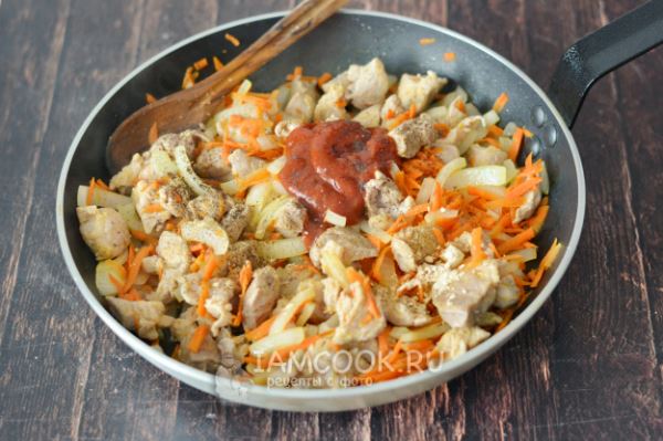 Гуляш из свинины с кетчупом