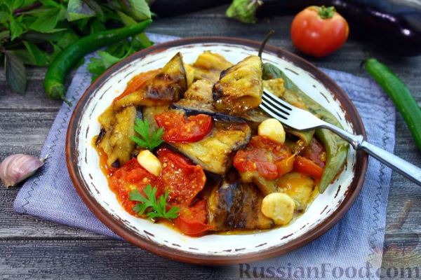 Жареные баклажаны, тушенные с помидорами