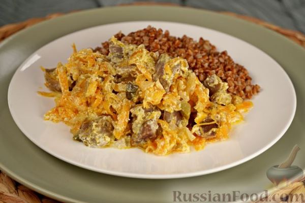 Куриные желудки, тушенные с маринованными огурцами, хреном и сметаной