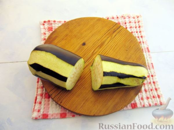Жареные баклажаны, тушенные с помидорами