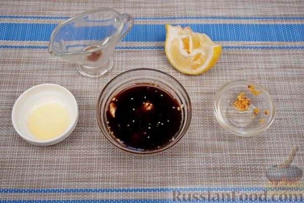 Салат с беконом, шпинатом, грибами и яйцами