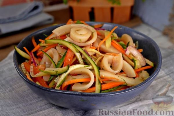 Салат с кальмарами, перцем, морковью и огурцами