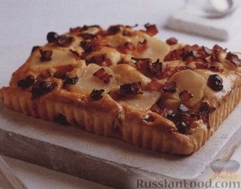 Плоский хлеб с картофелем, клюквой и беконом